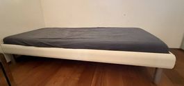 Bett inklusive Lattenrost und Matratze