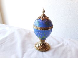Joli oeuf-boîte à musique en porcelaine "House of Fabergé"