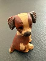 kleiner Hund hangeschnitzt