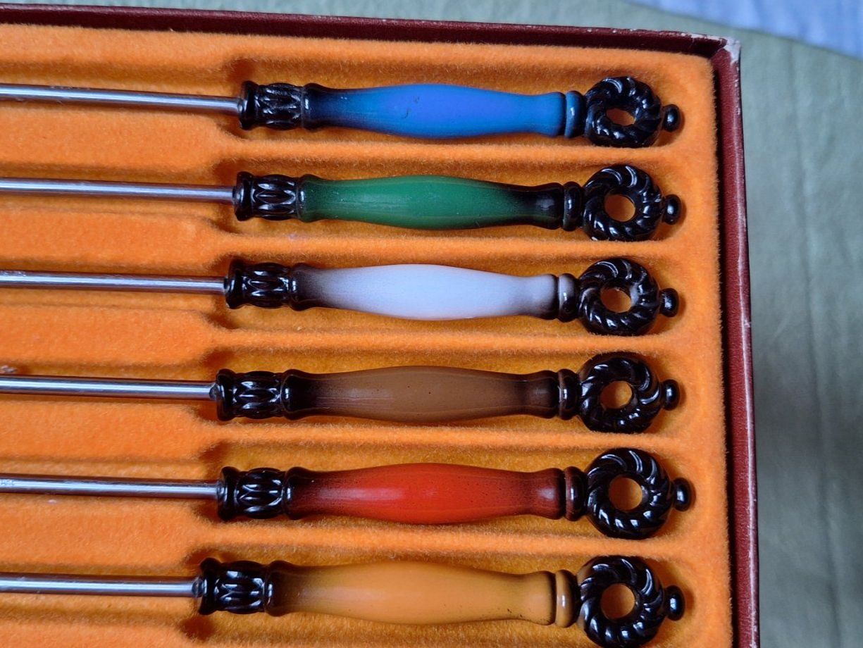 Forchette: Hübsche Fleisch-Fondue Gabeln farbig, im orig. Karton – Usato da Arlesheim venduto da shopradl 1