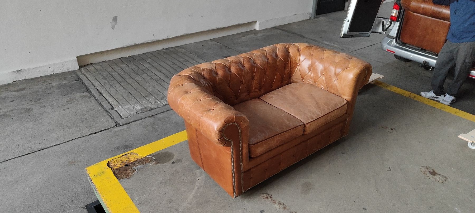 Divani: echt Leder Chesterfield 2er Sofa – Usato da Neuhausen am Rheinfall venduto da PunkyMo 1