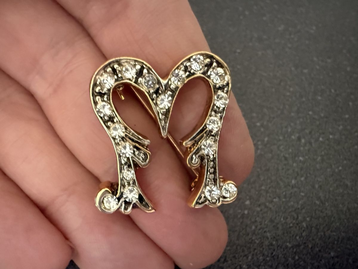 Broschen & Nadeln: Vintage-Brosche mit Initiale M goldfarben mit Strass. – Neu (gemäss Beschreibung) aus Lamone von LaCantinaMagica 2