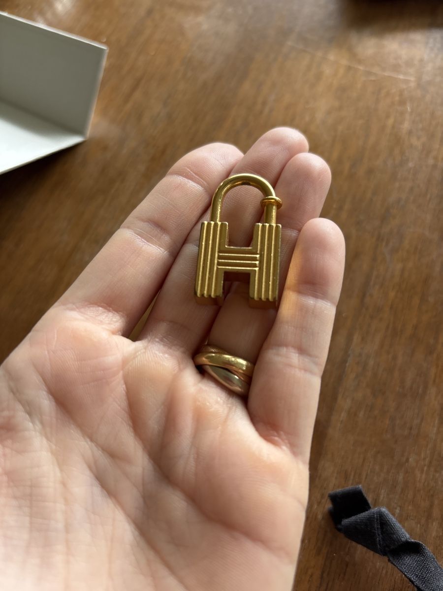 Hermès Ciondoli: Gold Hermes Cadenas Padlock Charm Pendant Authentic – Usato da Lugano venduto da sar_hz5j