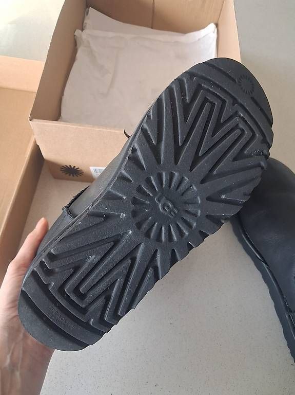 Scarpe da donna: UGG nuove basse in pelle nera  – Usato da Balerna venduto da vero_bv3 1