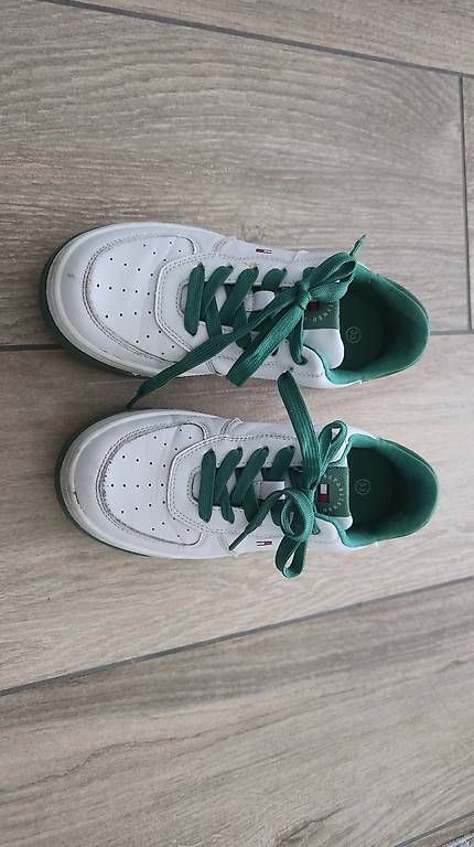 Scarpe per ragazzi: Sneaker gr. 33 Tommy Hilfiger – Usato da Liestal venduto da hel_2xmx