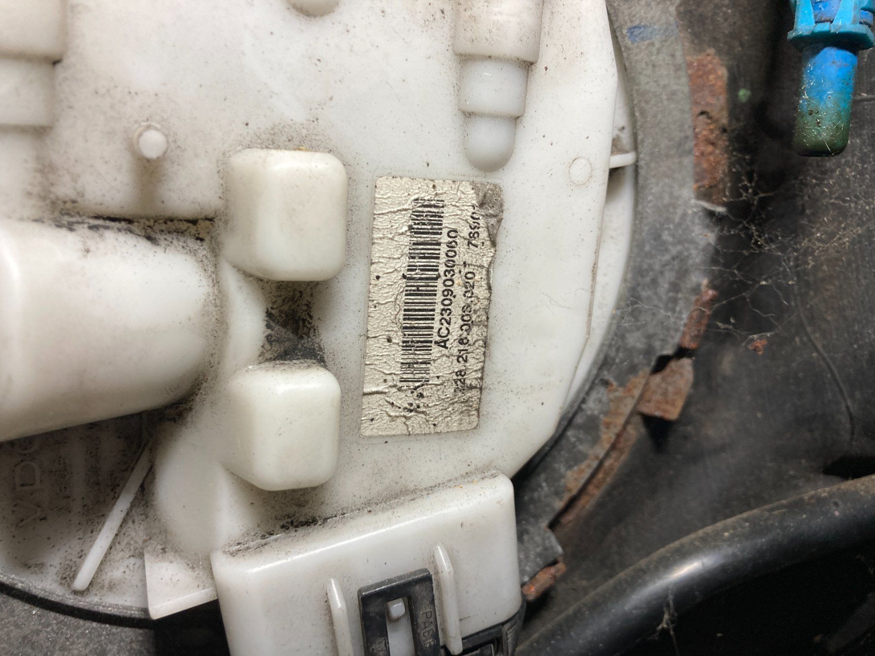 Saab Tutti pezzi di ricambio auto: Saab 9-3 Benzintank 12803212 – Usato da Unterkulm venduto da YS3 2