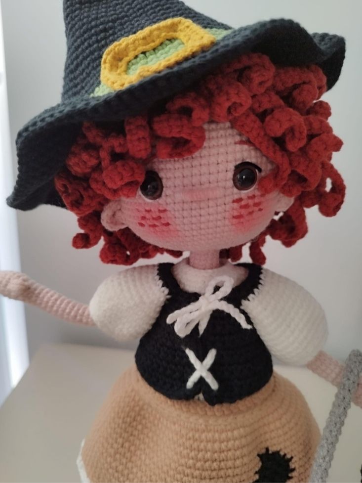 Bambole: Crocheted Witch Doll with Cat, Halloween – Nuovo e nell'imballaggio originale da Arnex-sur-Orbe venduto da can_97vn 1