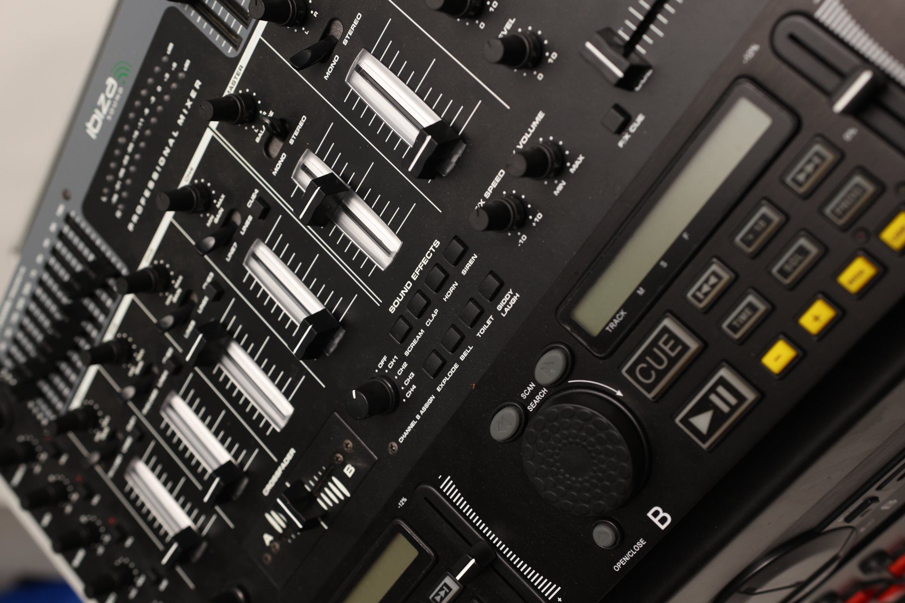Wandhalterungen: Sono DJ complète en flight case Ibiza Sound – Gebraucht aus Cologny von Mig210 4