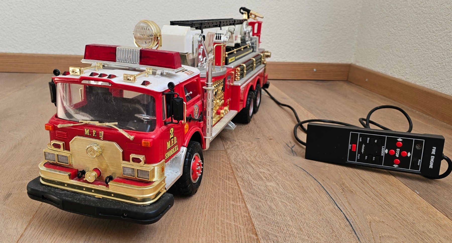 Modellautos: Feuerwehrauto Ferngesteuert über ein Kabel – Gebraucht aus Walenstadt von pedroju-1 2