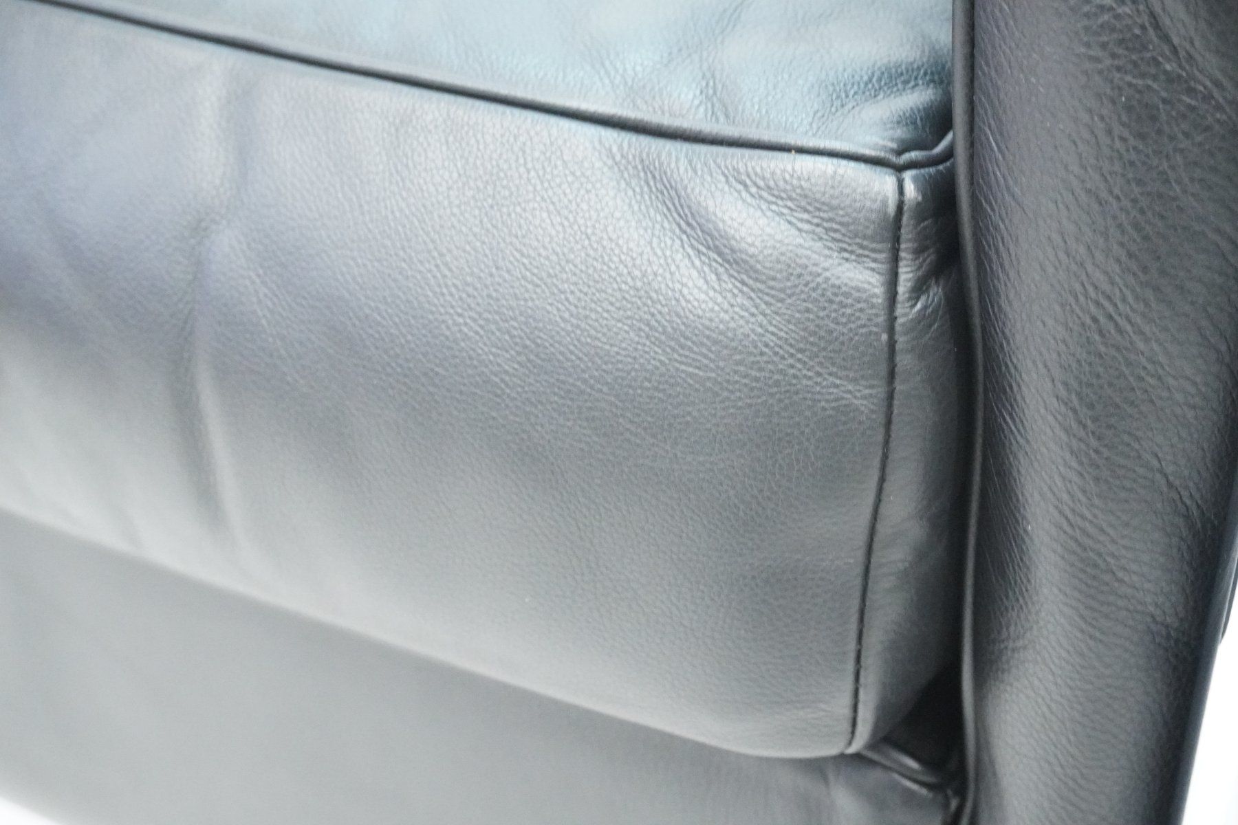 Cassina Sofas: Cassina LC2 2er Sofa Le Corbusier Leder schwarz – Gebraucht aus Bad Zurzach von QLASSIQ 6