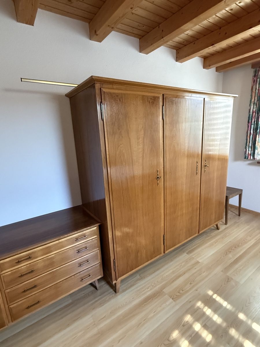 Schränke: Kleiderschrank Holz antik  – Gebraucht aus Windisch von _sru_