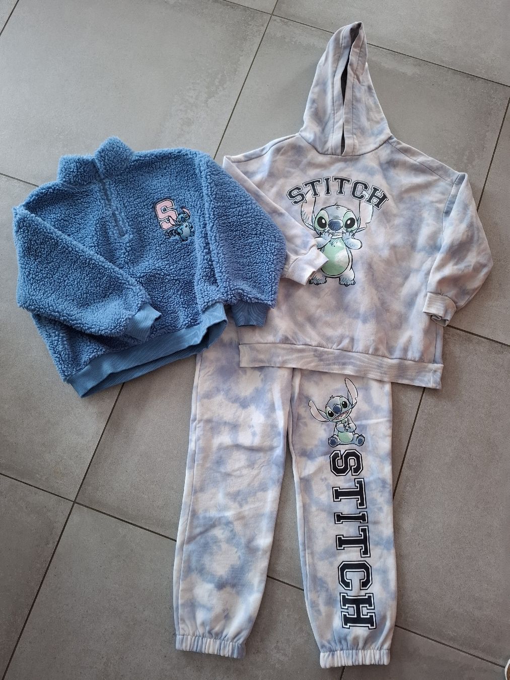 C&A Lotti & Set di vestiti: set vêtements Stitch,  140 et 134 – Usato da Tramelan venduto da yok-yok