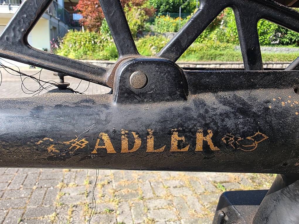 Adler Nähmaschinen: Nähmaschine Adler – Gebraucht aus Zuzgen von KaffiiZ 2