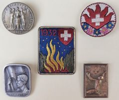 5x Sammeln & Seltenes - 1. August Abzeichen - 1928 bis 1947