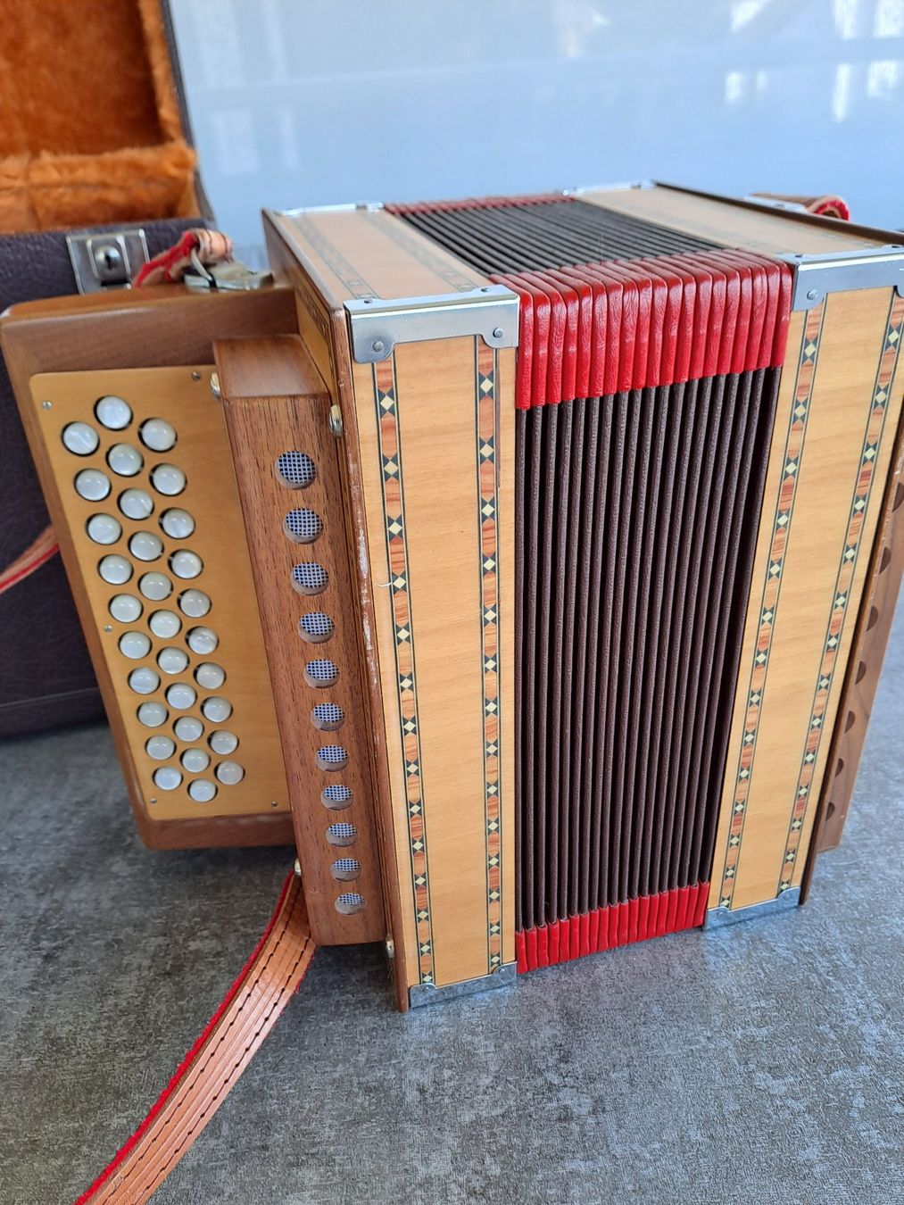 Musikinstrumente: Schwyzerörgeli mit Koffer – Gebraucht aus Oberrohrdorf von Trebla 1