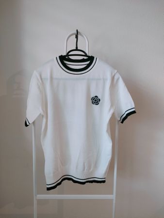 Wunderschöne Blume -Stickerei auf weisser T-Shirt