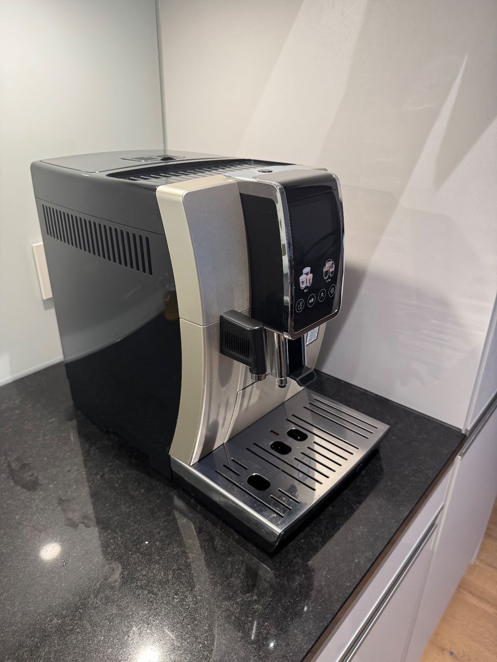 De'Longhi Macchine per caffè & Macchine per espresso: DeLonghi Dinamica Plus – Usato da Rorschach venduto da elm_2s9t 5