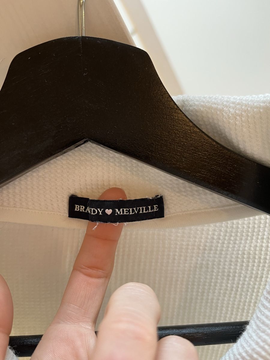 Brandy Melville Maglioni & Felpe: Brandy Melville Vienna Sweater - White – Usato da Zürich venduto da Isabella123 1