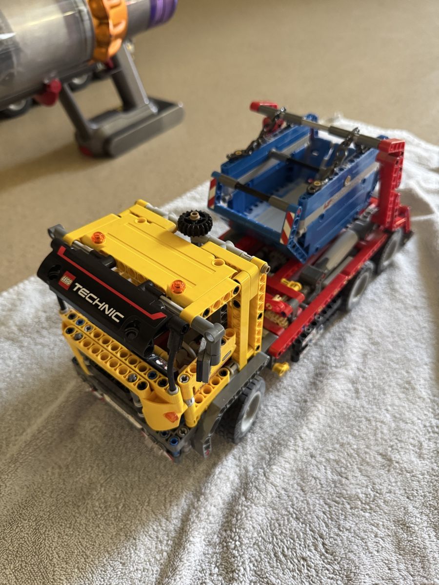Lego Spielzeuge: Lego Technic Container Truck 42024 – Gebraucht aus Rümlang von MR8