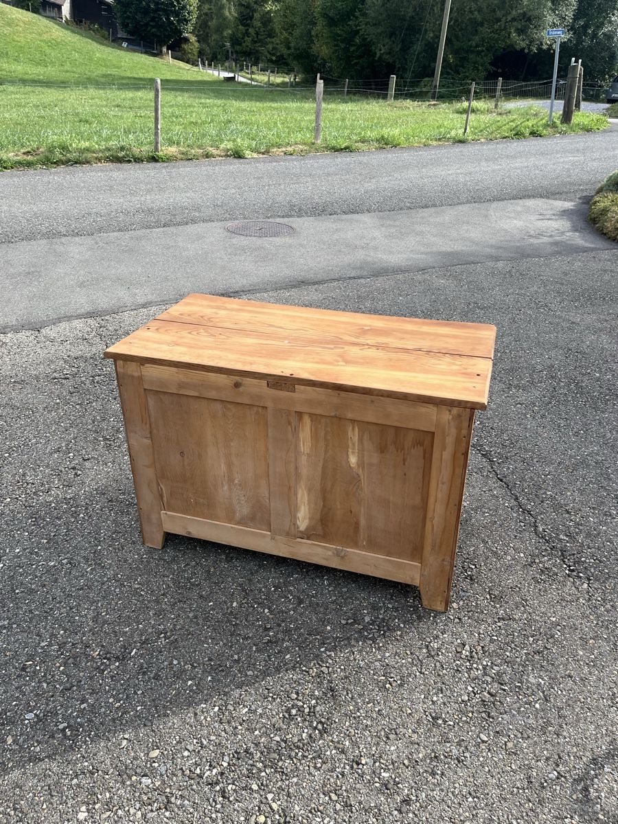 Commodes: Holz Kommodo  – D'occasion à Wattenwil par IH633Case 2