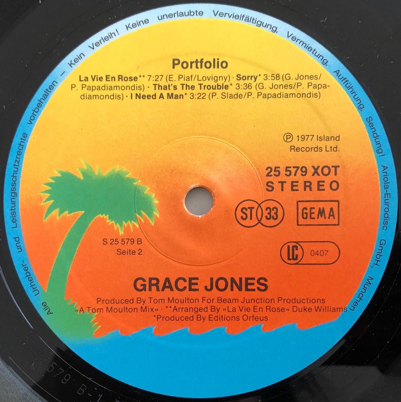 Dischi in vinile: GRACE JONES - PORTFOLIO – Usato da Poliez-Pittet venduto da Newtown-Records 2