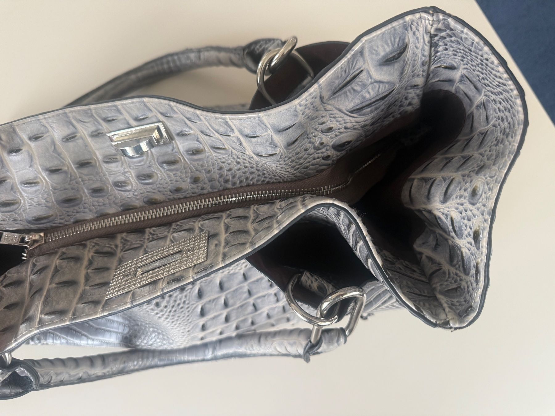 Taschen für Damen: Handtasche in Kroko-Optik, in grau – Gebraucht aus Zollikon von dorean 8