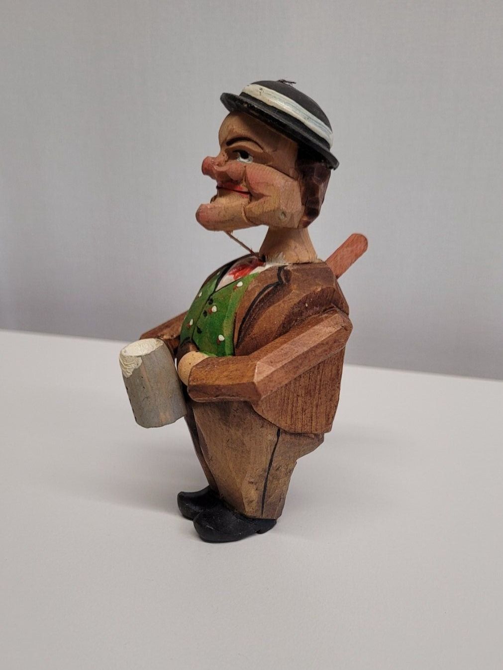 Skulpturen & Statuen: Biertrinker, geschnitzt – Neu und originalverpackt aus Brienz BE von P.Edelweiss
