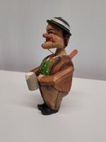 Biertrinker, geschnitzt