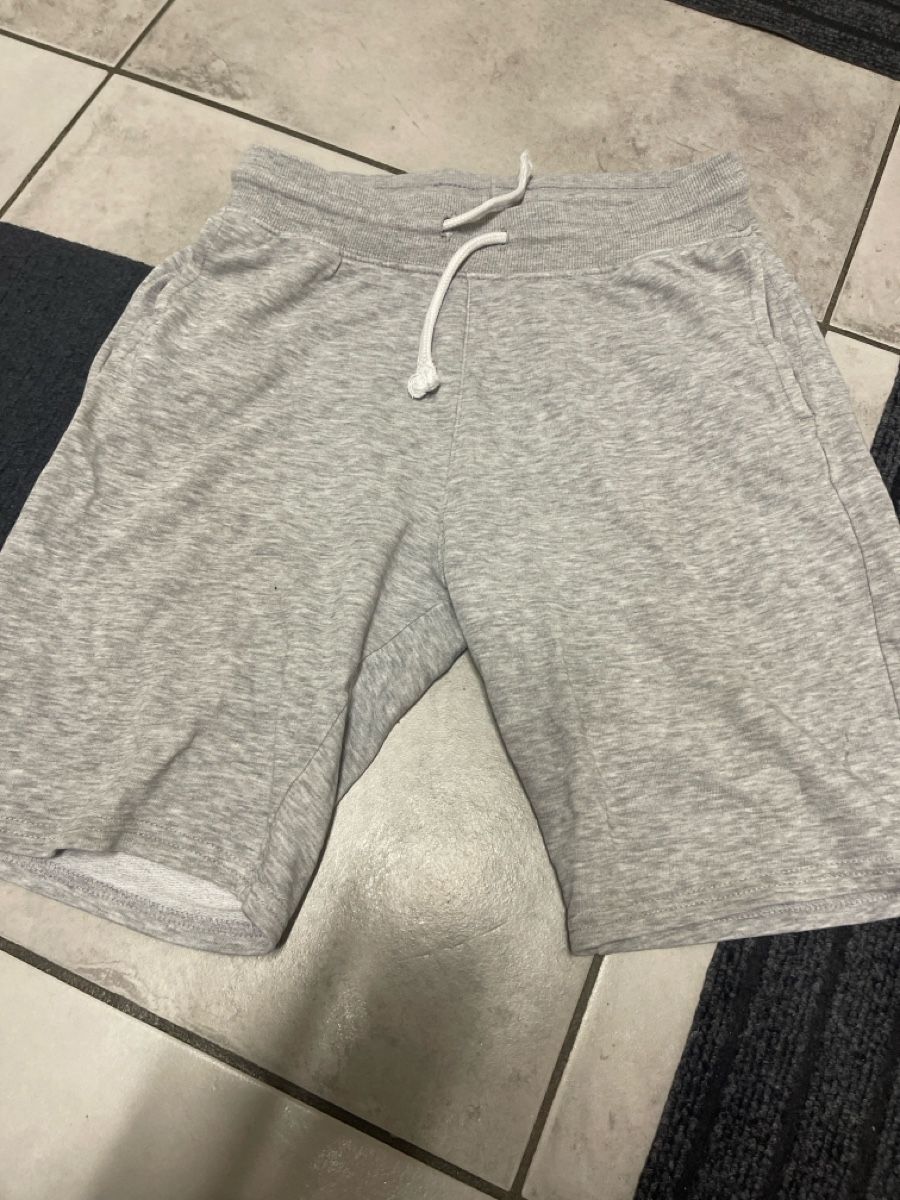 H&M Hosen: H@m shorts gr 152 grau – Gebraucht aus Bad Zurzach von Cuore34