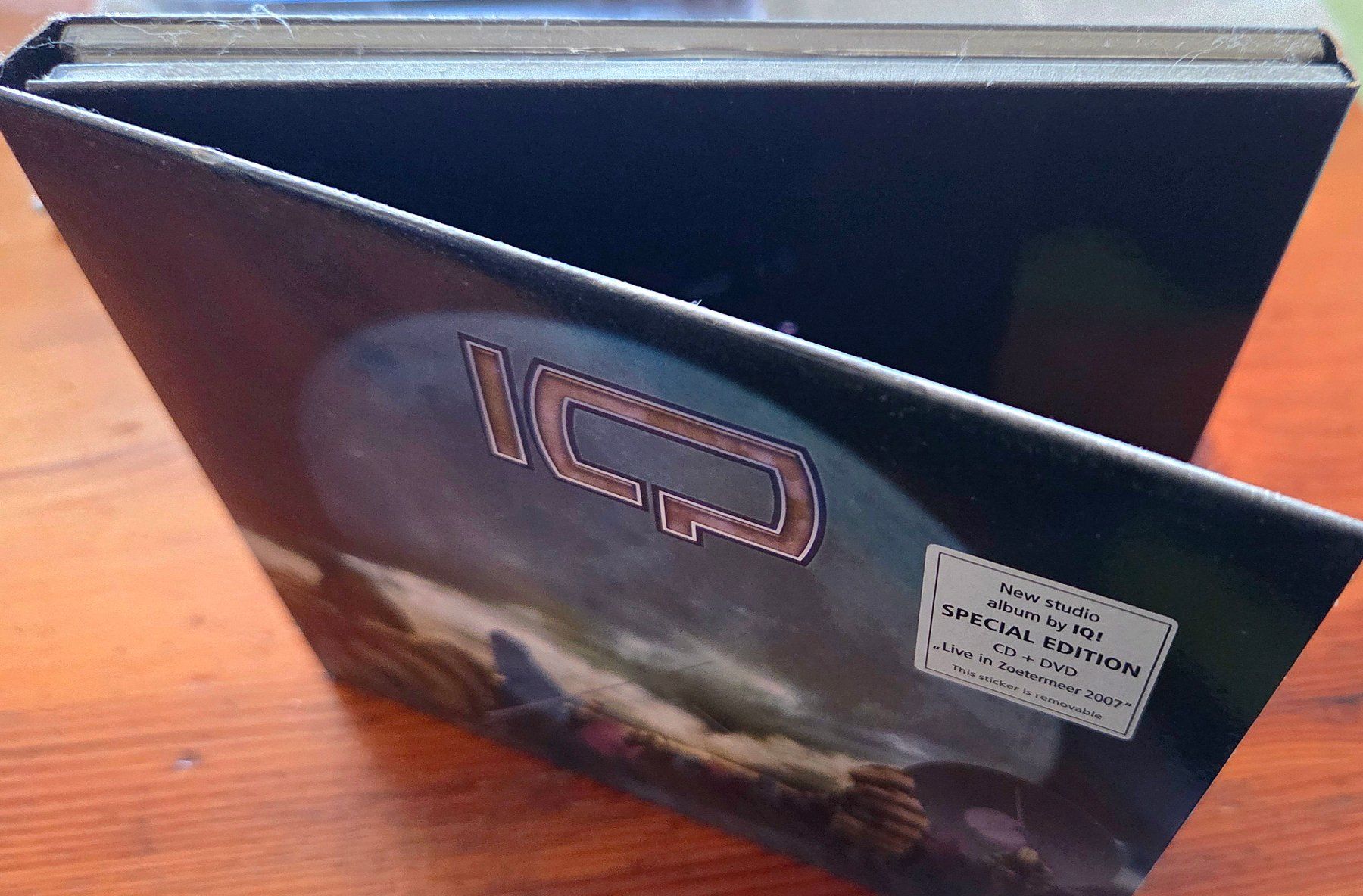 CD: IQ - Frequency: Neuwertiges Digipack, Sonderedition CD + DVD – Nuovo (secondo la descrizione) da Biberist venduto da Beaver58 1