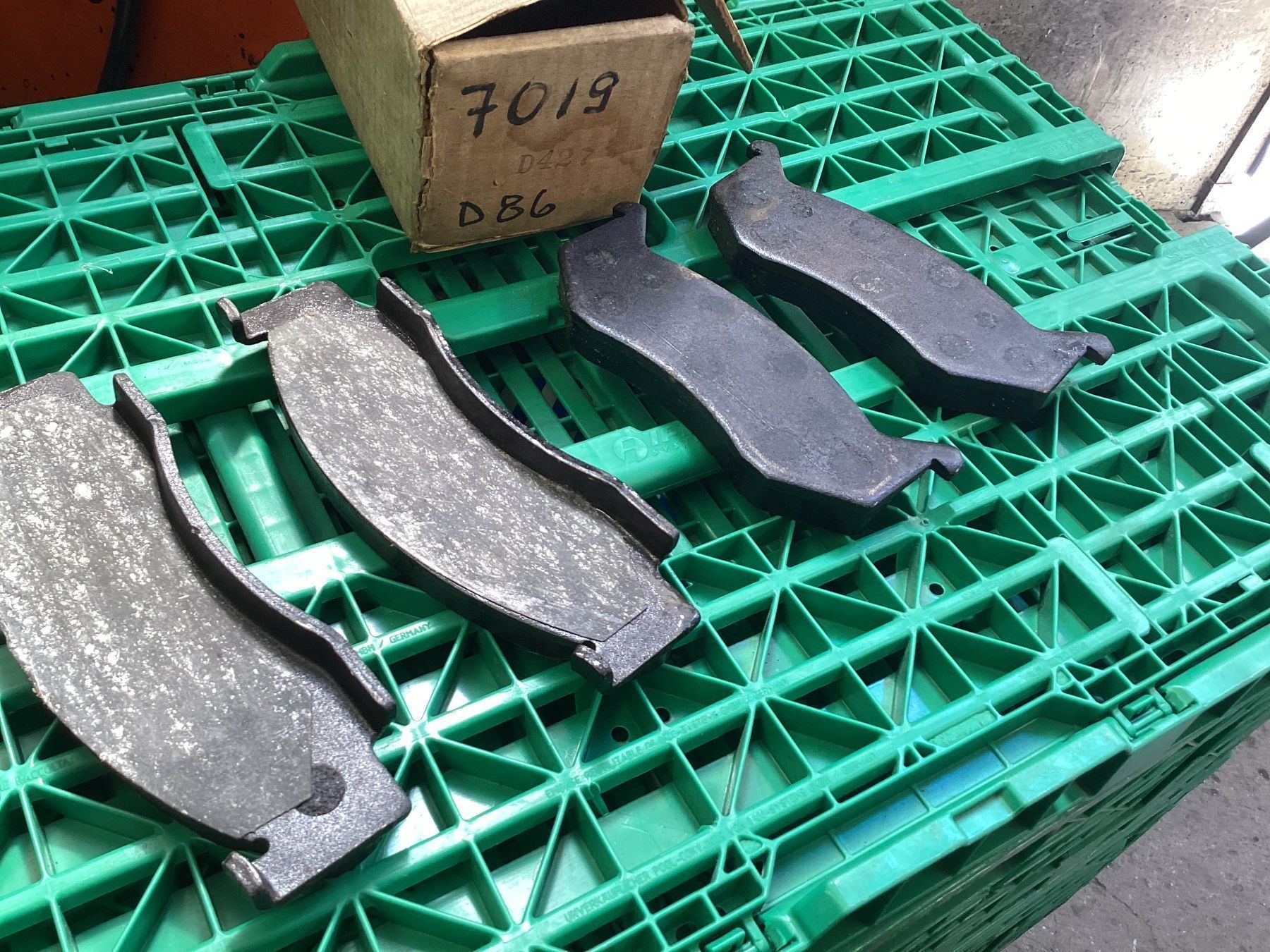 Accessori per altri veicoli: Chrysler Fury Bremsbeläge – Usato da Marbach SG venduto da Mlippi