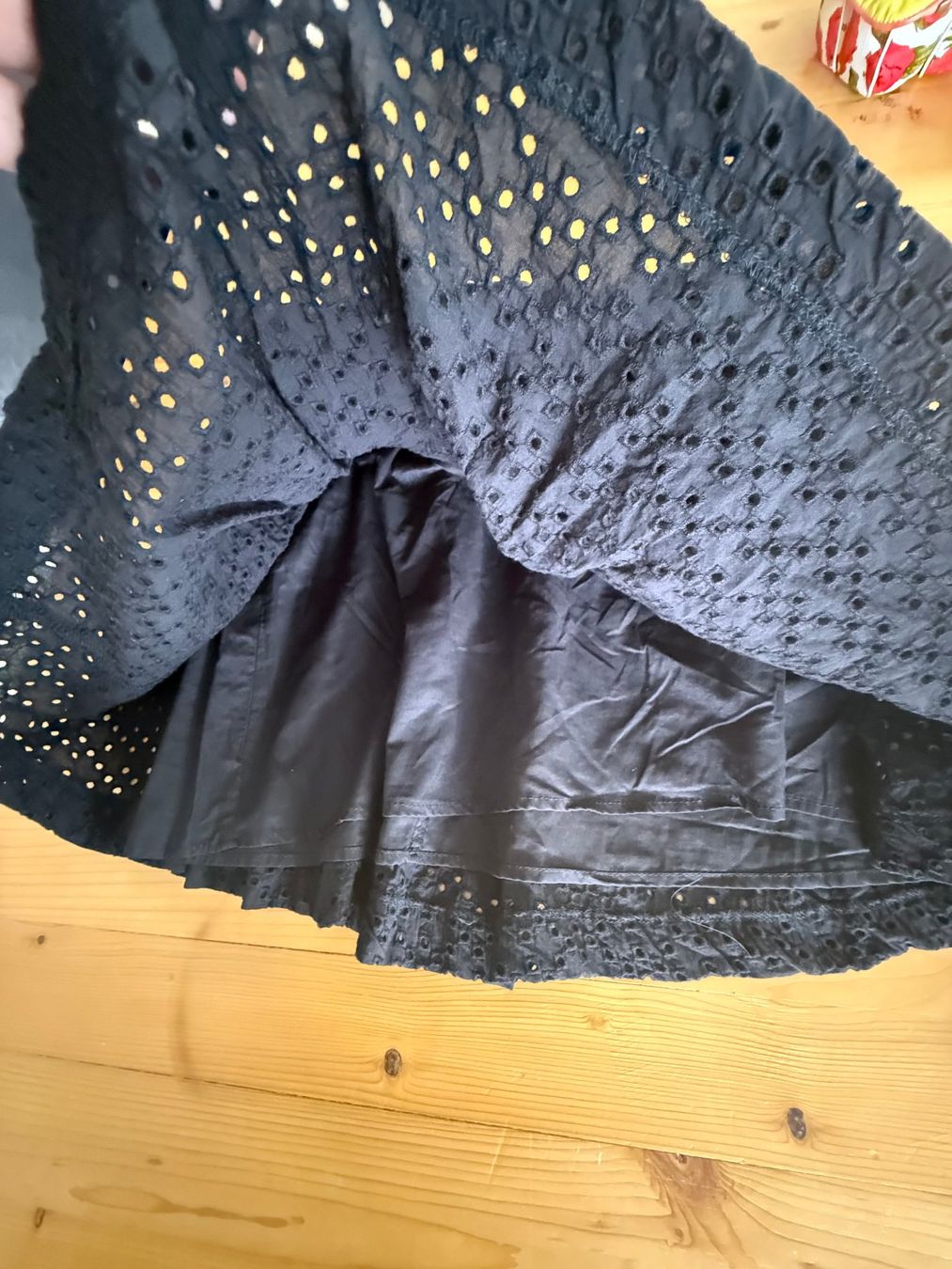 H&M Jupes: schwarzer Minirock Grösse 36 mit Lochstick – D'occasion à Kirchdorf AG par coco123 2