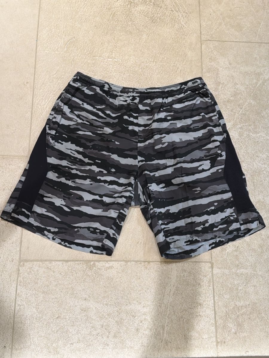 Nike Pantaloni: Nike Dri-Fit Shorts Grösse L – Usato da Obersaxen venduto da jen_6dnw