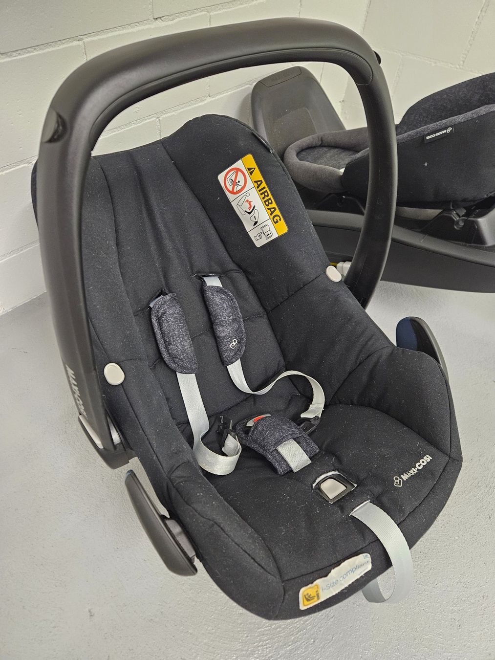 Maxi-Cosi Seggiolini per auto: Maxi-Cosi Babyschale Rock mit Isofix-Basis – Usato da Meilen venduto da Mikrama 2