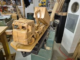 Mercedes-Benz Arocs Hakengerät aus Holz