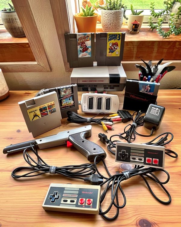 Nintendo Konsolen: 1 Konsole + 2 Kontrollers + 1 Pistole + 87 Spiele ab 1.- Fr! – Gebraucht aus Siebnen von