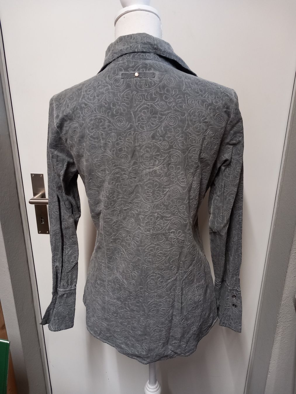 Nile Chemisiers: NILE Bluse Gr.M, Baumwolle, Muster gestickt, grau – D'occasion à Gwatt (Thun) par umwelt-brocki 1