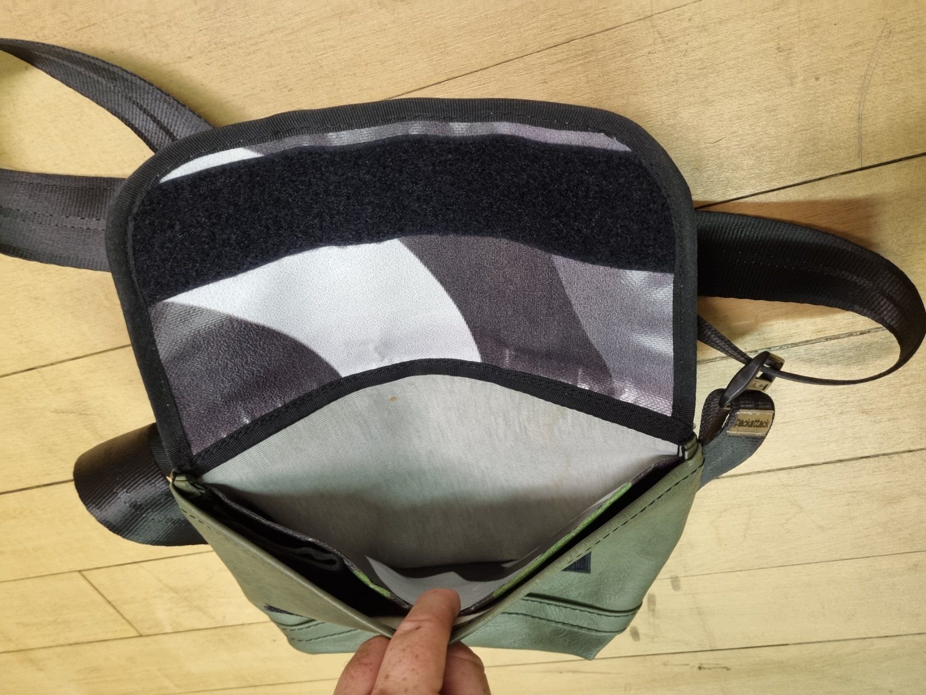 Borse da donna: Packattack Handtasche – Usato da Schönenwerd venduto da Chez_Mimi 2