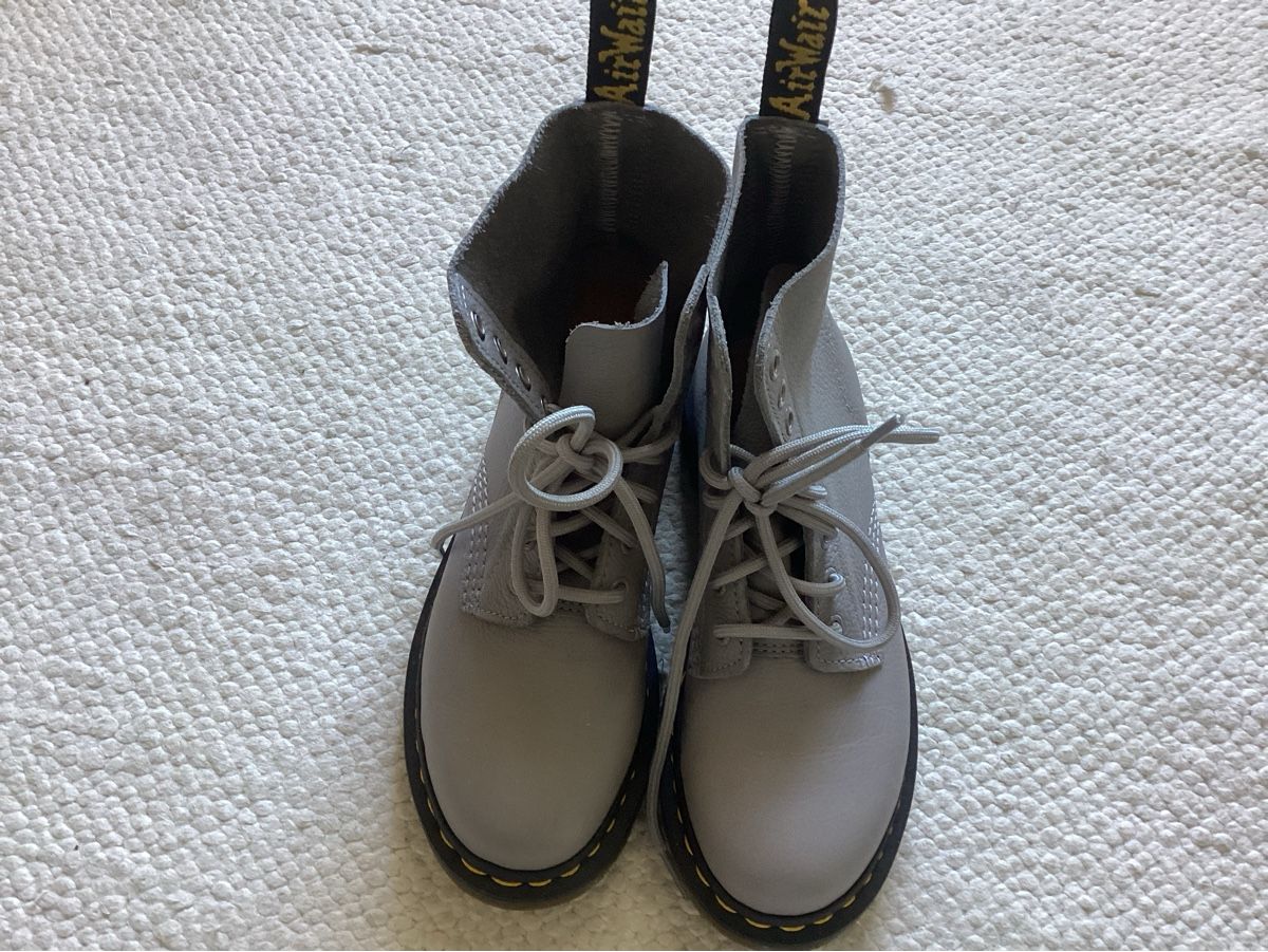 Dr. Martens Scarpe da donna: Dr. Martens Boots, Graues Leder, Grösse 37, NEU!! – Nuovo (secondo la descrizione) da Kirchberg BE venduto da noel091 1