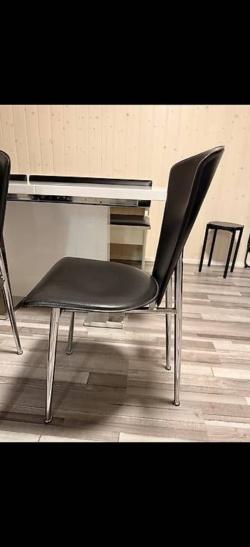 Pfister Stühle: 2 Stühle aus Leder – Gebraucht aus Luzern von e_r_s98p 1