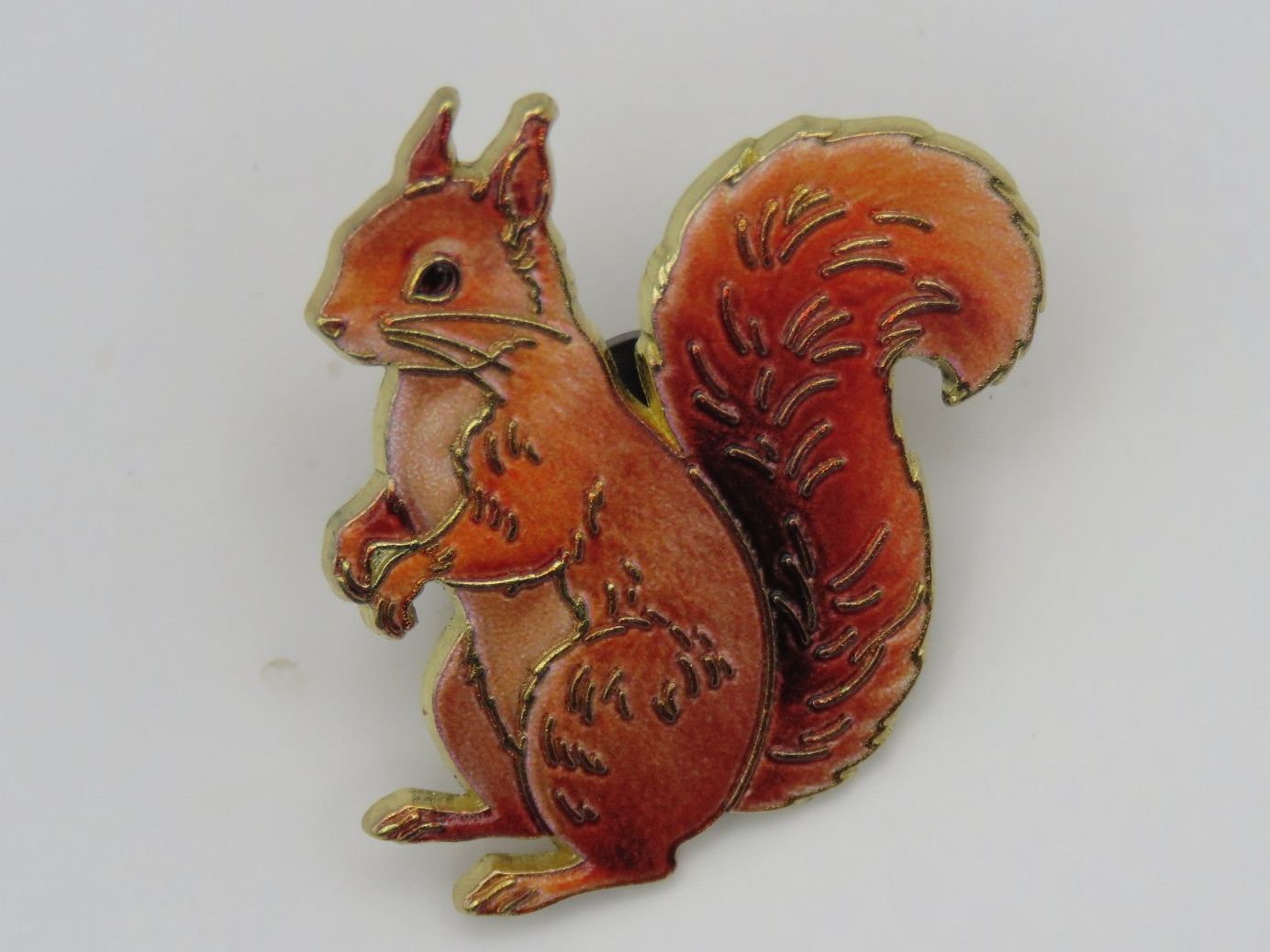 Spille & Fermagli: 3 Tier Set - PIN - Eichhörnchen - Capybara - Haifisch - Neu – Nuovo e nell'imballaggio originale da Grenchen venduto da Yamahwildstar16 6