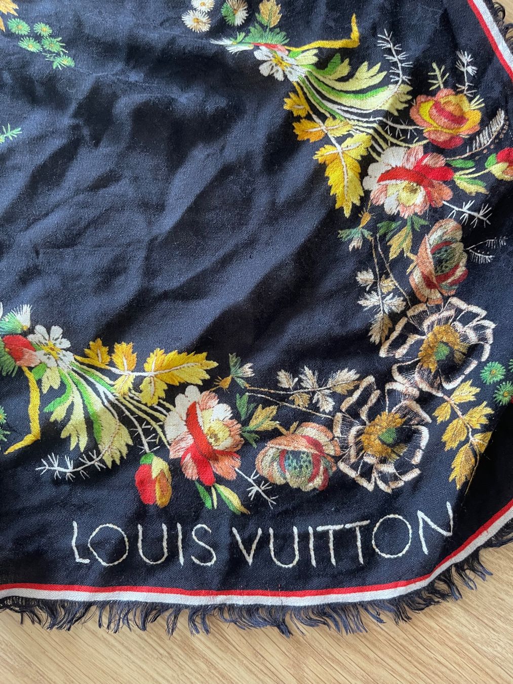 Louis Vuitton Foulard & Sciarpe: Louis Vuitton Seidenschal, Blumenmuster – Usato da Horgen venduto da Sol-verde 1