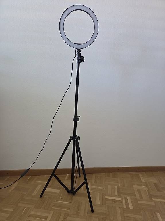 Lampes: Lampe annulaire LED avec trépied – D'occasion à Morges par jcy_66hm