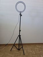 Lampe annulaire LED avec trépied