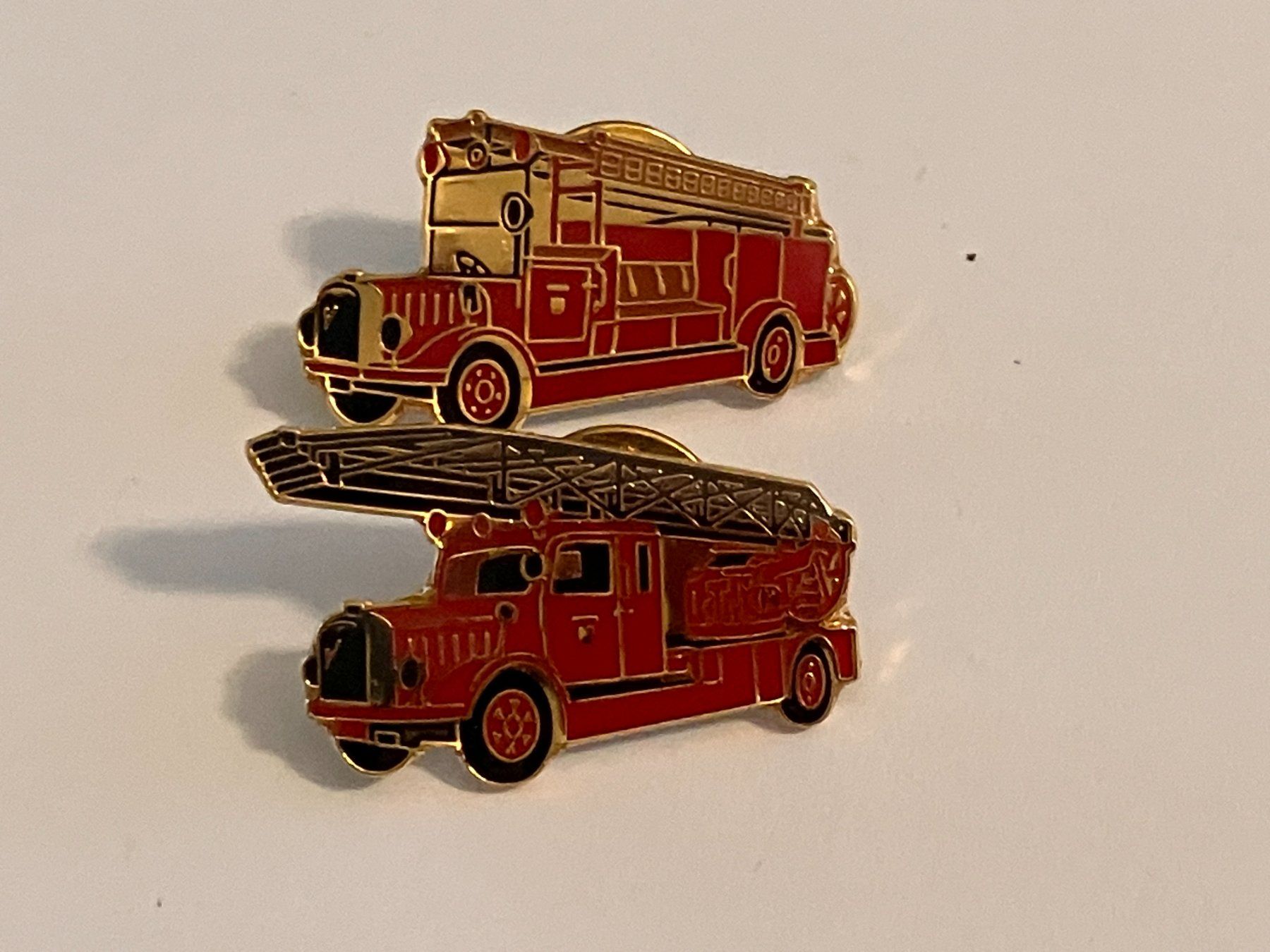 Placchette & Badge: 2 Pin Feuerwehr Oldtimer – Usato da Basel venduto da djwwpp