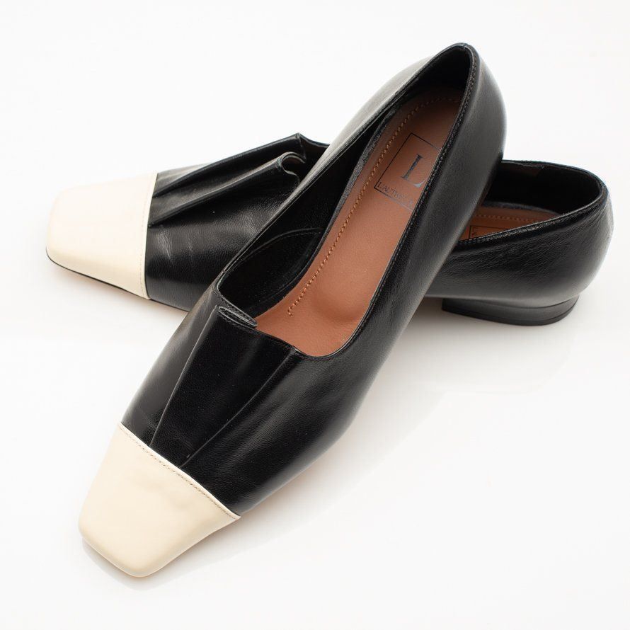 Damenschuhe: BLACK LOAFERS WITH CREAM COLOR TOE – Neu und originalverpackt aus Jonen von BMWE369
