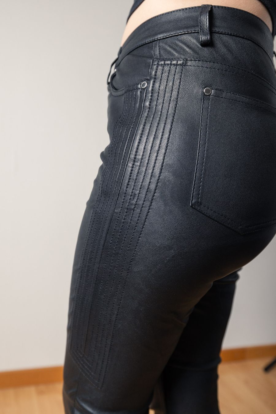 Kookai Pantaloni: Pantalons en cuir KOOKAI – Usato da Biel/Bienne venduto da Noisynoina 4