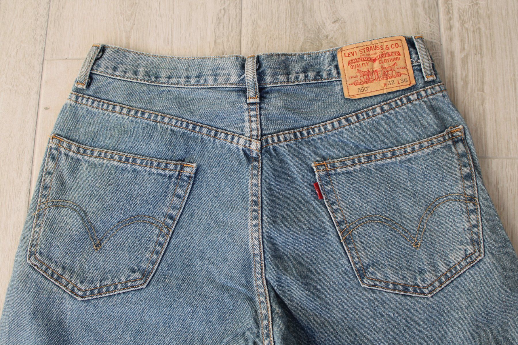 Levi's Jeans: Jeans LEVI'S 550 taille 32/36 – Usato da Chez-le-Bart venduto da jasse