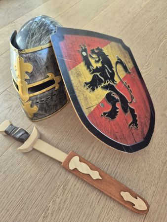 Ritterset mit Ritterhelm, Holzschild und Holzschwert Kinder