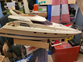 Robbe RC-Motorboot Najade gebraucht mit Defekt am Aufbau